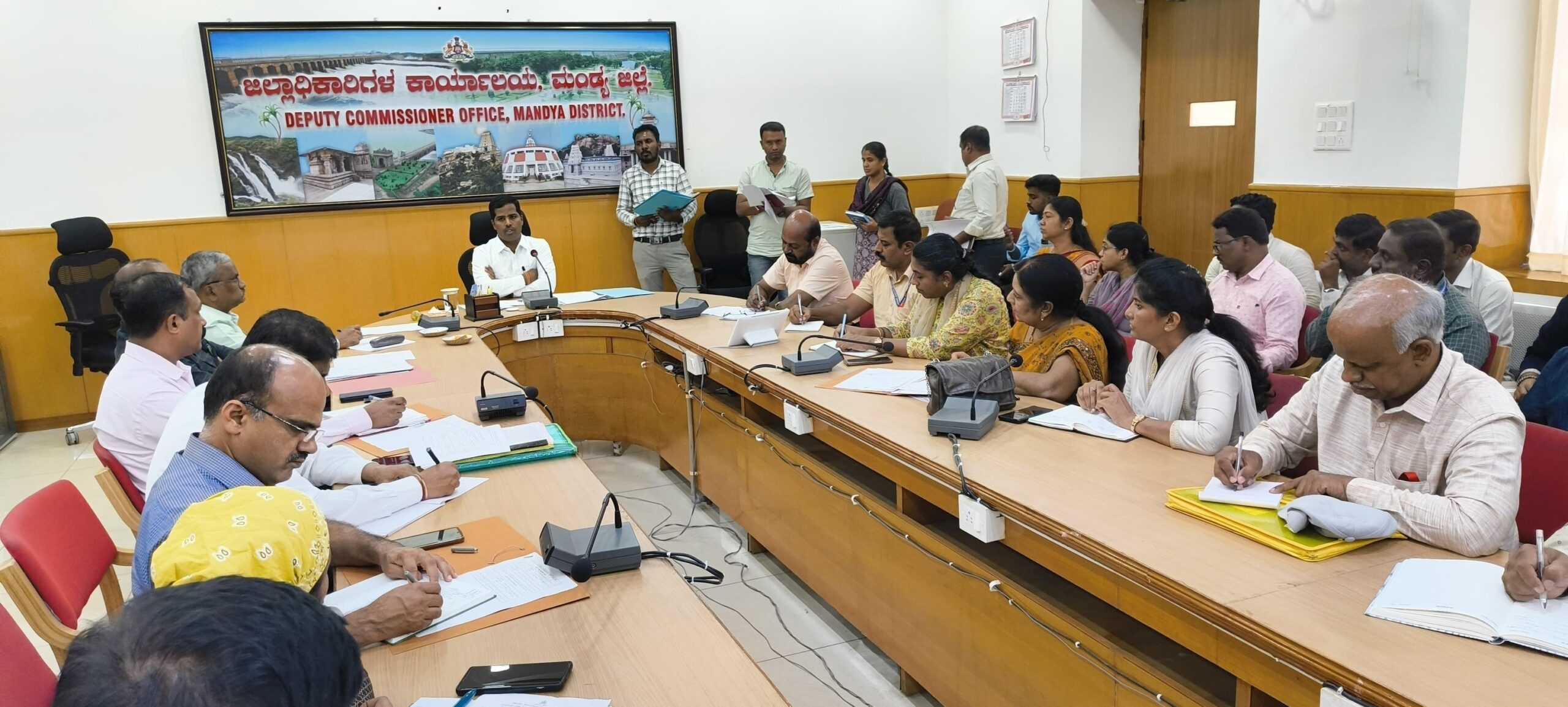 ರಾಜ್ಯ ಮಾಹಿತಿ ಆಯುಕ್ತರಾದ ಬದ್ರುದ್ದೀನ್.ಕೆ ರವರು ಜೂನ್ 21 ರಂದು ಜಿಲ್ಲೆಗೆ ಭೇಟಿ ನೀಡಲಿದ್ದಾರೆ, ಸಾರ್ವಜನಿಕರು ಇಲಾಖೆಗಳಿಗೆ ಸಂಬಂಧಿಸಿದ ಮಾಹಿತಿಗಳನ್ನು ಕೋರಿ ಮಾಹಿತಿ ಹಕ್ಕು ಕಾಯ್ದೆಯಡಿ ಸಲ್ಲಿಸಿರುವ ಅರ್ಜಿಗಳನ್ನು ಬಾಕಿ ಉಳಿಸಿಕೊಳ್ಳದೆ ವಿಲೇವಾರಿ ಮಾಡಿ ಎಂದು ಜಿಲ್ಲಾಧಿಕಾರಿ ಡಾ ಕುಮಾರ ಅವರು ಹೇಳಿದರು.
