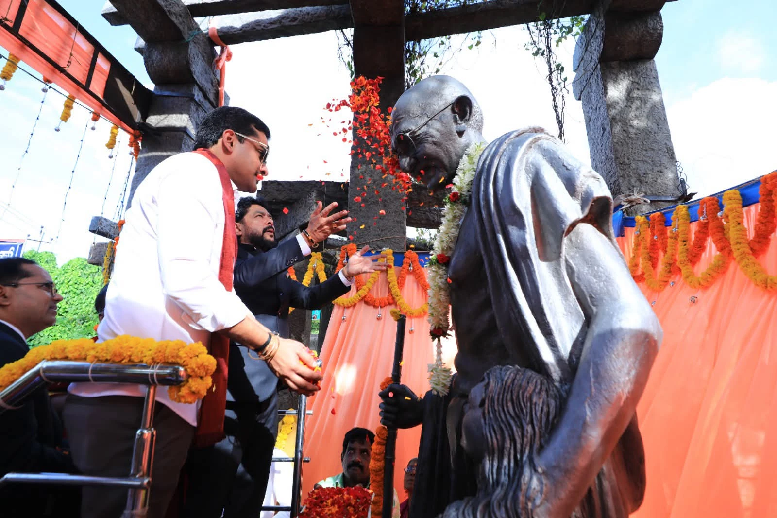ಬಳ್ಳಾರಿ: ಸಚಿವ ಬಿ. ನಾಗೇಂದ್ರ ಅವರಿಂದ ಗಾಂಧೀಜಿ ಪ್ರತಿಮೆಗೆ ನಮನ, 150 ಅಡಿ ಎತ್ತರದ ಧ್ವಜಾರೋಹಣ