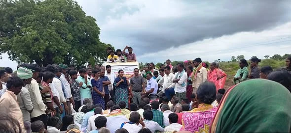 ಚಳ್ಳಾರಿ ಗ್ರಾಮದ ಕೆರೆ ಪುನಶ್ಚೇತನ ಕಾಮಗಾರಿ ಸ್ಥಳದಲ್ಲಿ ಕೂಲಿಕಾರರಿಗೆ ಆರೋಗ್ಯ ತಪಾಸಣೆ -- ಕೂಲಿ ಕೆಲಸದೊಂದಿಗೆ ವಿಮೆ ನೋಂದಣಿ ಮಾಡಿಕೊಳ್ಳಿ: ಸೌಮ್ಯ