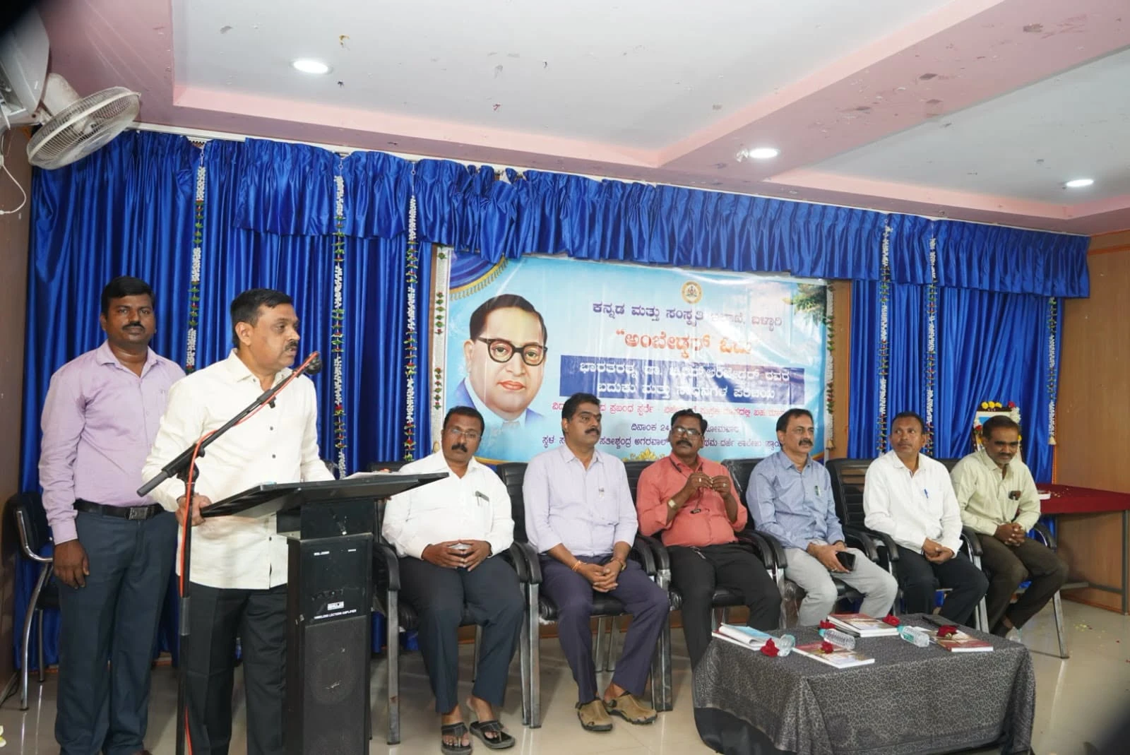 ಬಳ್ಳಾರಿಯ ಸರಳಾದೇವಿ ಕಾಲೇಜಿನಲ್ಲಿ ‘ಅಂಬೇಡ್ಕರ್ ಓದು’ ಕಾರ್ಯಕ್ರಮ ಹಾಗೂ ಬಹುಮಾನ ವಿತರಣೆ ಅಂಬೇಡ್ಕರ್ ಕೇವಲ ವ್ಯಕ್ತಿಯಲ್ಲ, ಅದೊಂದು ವಿಚಾರಧಾರೆ: ಪ್ರೊ. ಎನ್.ಎಂ. ಸಾಲಿ